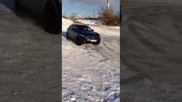 Зимний дрифт на льду Infiniti FX37s Развлекаемся)))