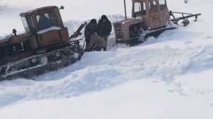 ДТ--75 чистит снег чтобы потом буксировать трактор Т-54 л часть 3