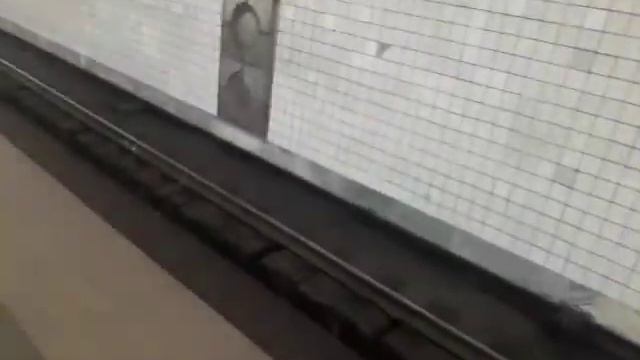 почему на станции "полежаевская" 3 пути? смотреть онлайн