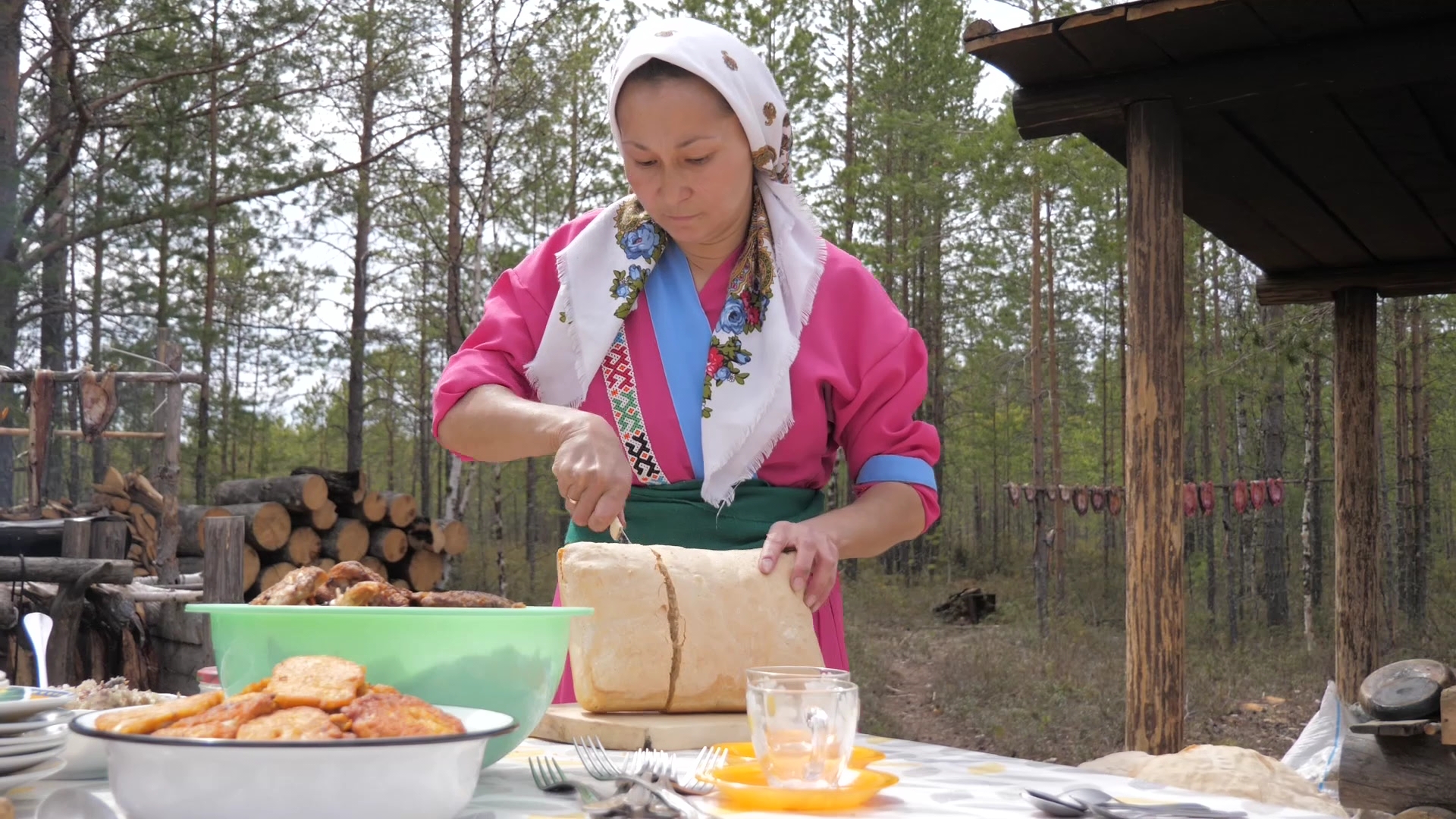 На стойбище в Нефтеюганском районе знакомят туристов с бытом коренных народов