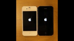 Время загрузки: iPhone 4S (белый) и iPhone 4 (черный)