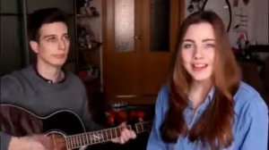 Девушка очень красиво и душевно поет песню под гитару Ты мое аллилуйя