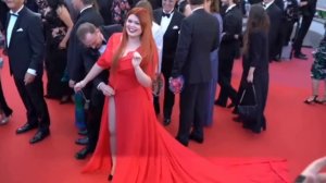 Российская модель потеряла юбку на красной дорожке в Каннах 