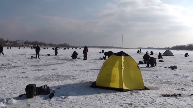 201802211052 г.Волжский ,зимняя рыбалка на Ахтубе. смотреть онлайн