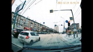 Клоуны на дорогах Новосибирска едут на красный свет