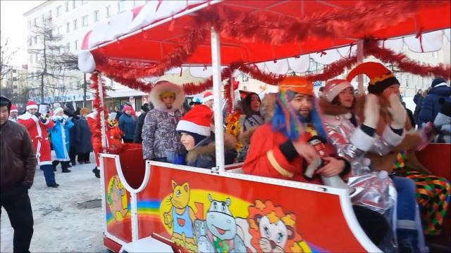 Шествие Дедов Морозов в Магадане смотреть онлайн