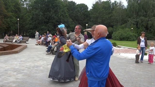 Театрализованная версия экскурсии по курорту Старая Русса (завершение - танцы) . смотреть онлайн