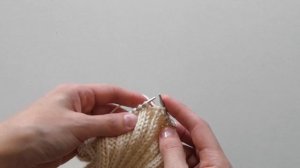 Модная шапка резинкой 2*2. Убавление макушки по диагонали.