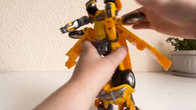 Обзор на Робота трансформера AUTOBOTS Bumblebee