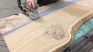 Компьютерный стол из слэбов с чёрной эпоксидной смолой