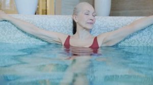 БАБУШКА в КУПАЛЬНИКЕ!