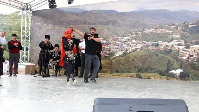 НА ПРАЗДНИКЕ СЕЛА..УРАРИНСКИЙ ТАНЕЦ. смотреть онлайн