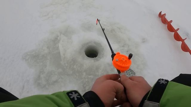 Трудовая рыбалка в непогоду Чудское озеро зимняя рыбалка смотреть онлайн