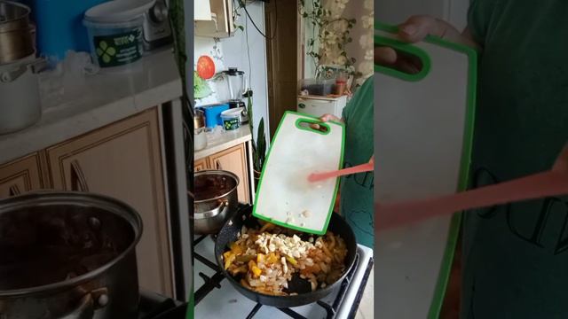 Обожаю жареное мясо,но конечно есть такое каждый день, это во все местах можно треснуть 🤣но вкусно смотреть онлайн