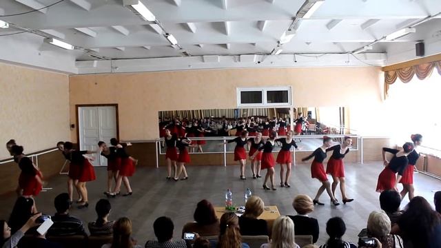 Народно-сценический танец. Молдовеняска. Этюд на материале молдавского танца.