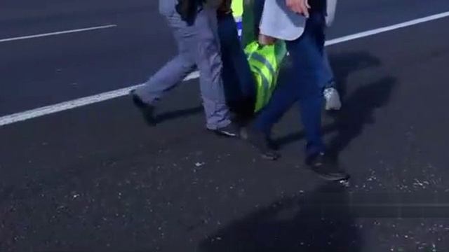 Итальянская полиция оттесняет протестующих с улицы, когда они блокируют шоссе.mp4# смотреть онлайн