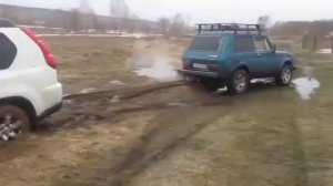 NIWA and Nissan X TRAIL in the mud. Who will pass?\НИВА и Nissan X TRAIL в грязи. Кто проедет?