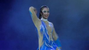 Оксана Егорова - воздушная гимнастка на полотнах.