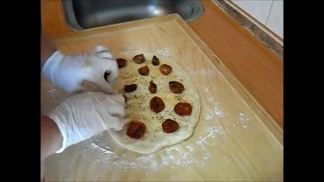 Хлеб с вялеными помидорами и пряными травами. смотреть онлайн