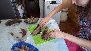 Разделка и нарезка селедки  с луком и маслом