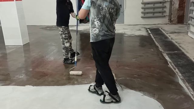 Нанесение эпоксидной грунтовки на бетонное основание смотреть онлайн