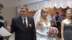 Симпатичная пара молодожёнов в загсе, регистрация брака