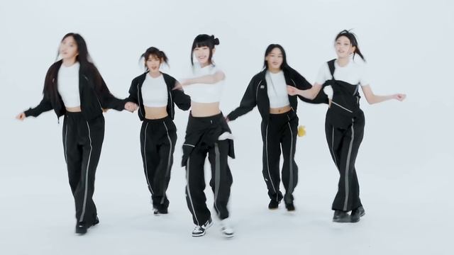 NewJeans - 'OMG' Dance Practice Mirrored (Clip)