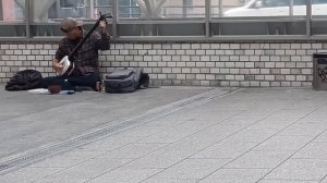 Уличный музыкант в Японии