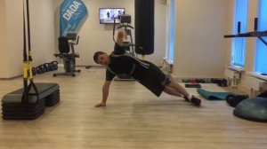 Боковая планка с касанием другой руки пола