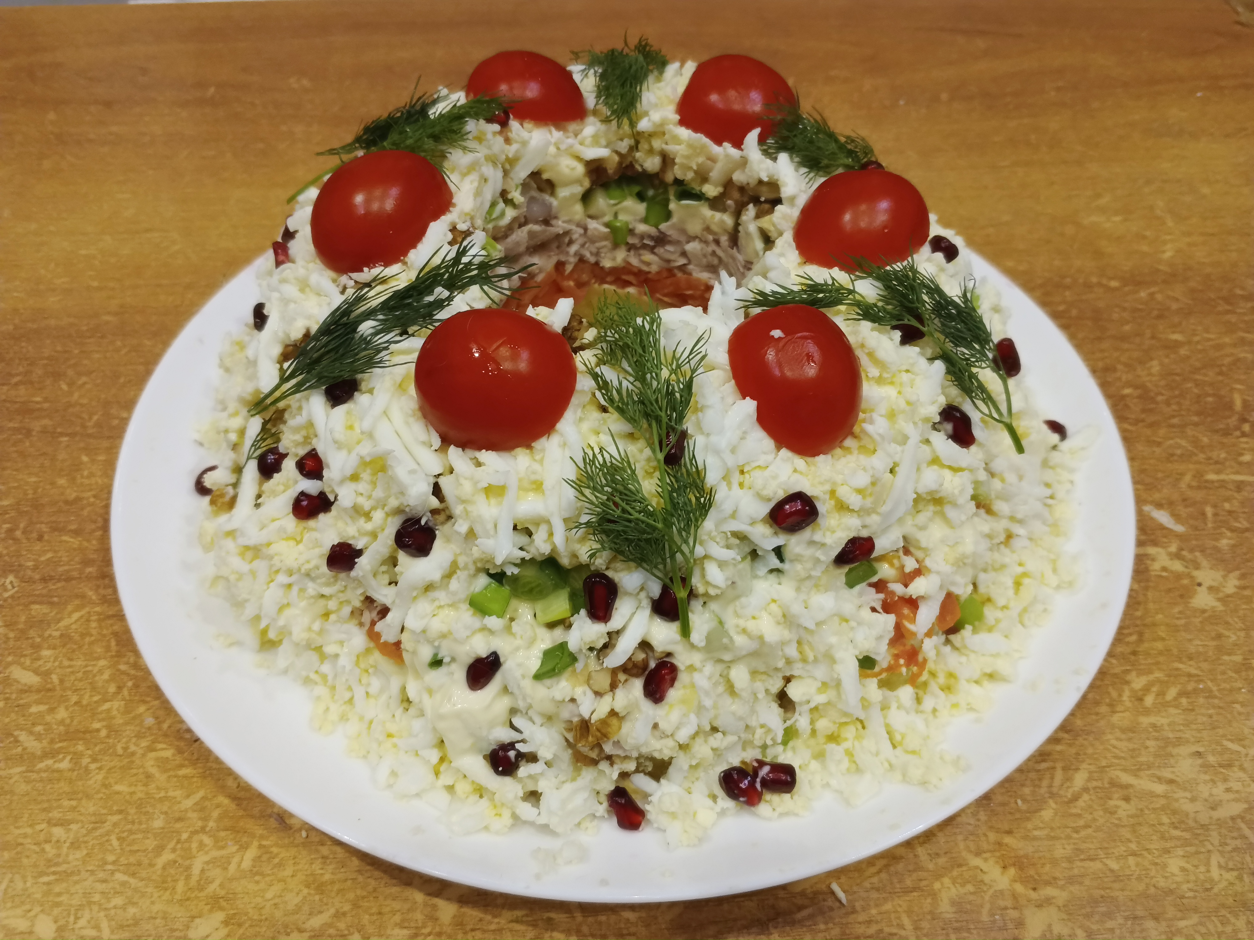Слоёный салат с курицей ,картофелем и грецким орехом