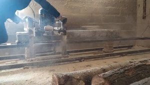 Работа самодельной пилорамы.