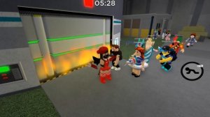 100 СВИНОК ПИГГИ против МАШКИ и ПАНДЫ в Роблокс! Побег в Roblox Piggy but 100