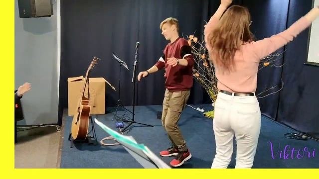 Танцы со звёздами)))