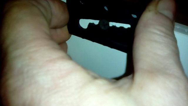 Как закрепить мойку  на тумбе с помощью пластиковых уголков.