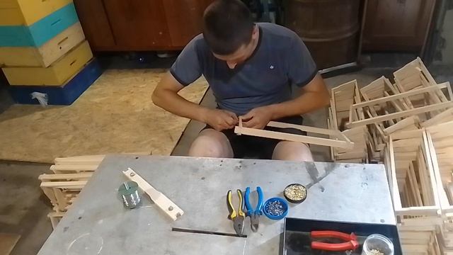 Как натянуть проволоку на пчелиной рамке? Очень легко и просто. смотреть онлайн