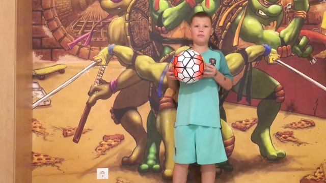 Учимся Набивать(чеканить) мяч на коленях смотреть онлайн