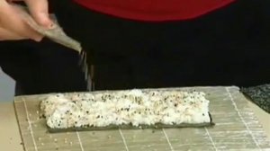 Ролл с копченым угрем, авокадо и огурцом.mp4