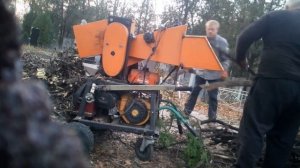 Самодельный веткоруб в работе.