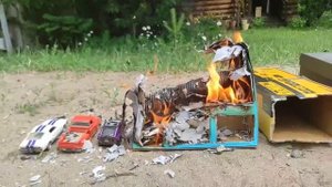 ПОЖАР! Горит двухэтажный дом из картона!!!!