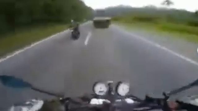 Опасная ситуация на дороге мотоцикл