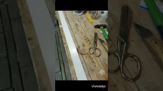 как повесить телевизор на холодильник?