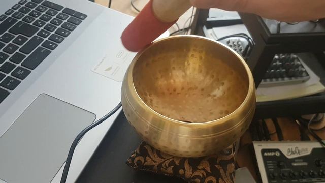 Improvisation_7: Vigier Excalibur into the BluGuitar Amp1 with reverse delay and singing bowl смотреть онлайн