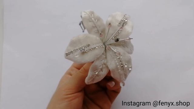 Шикарная брошь из бархата Лилия. 3d Брошь. Handemade. Brooch