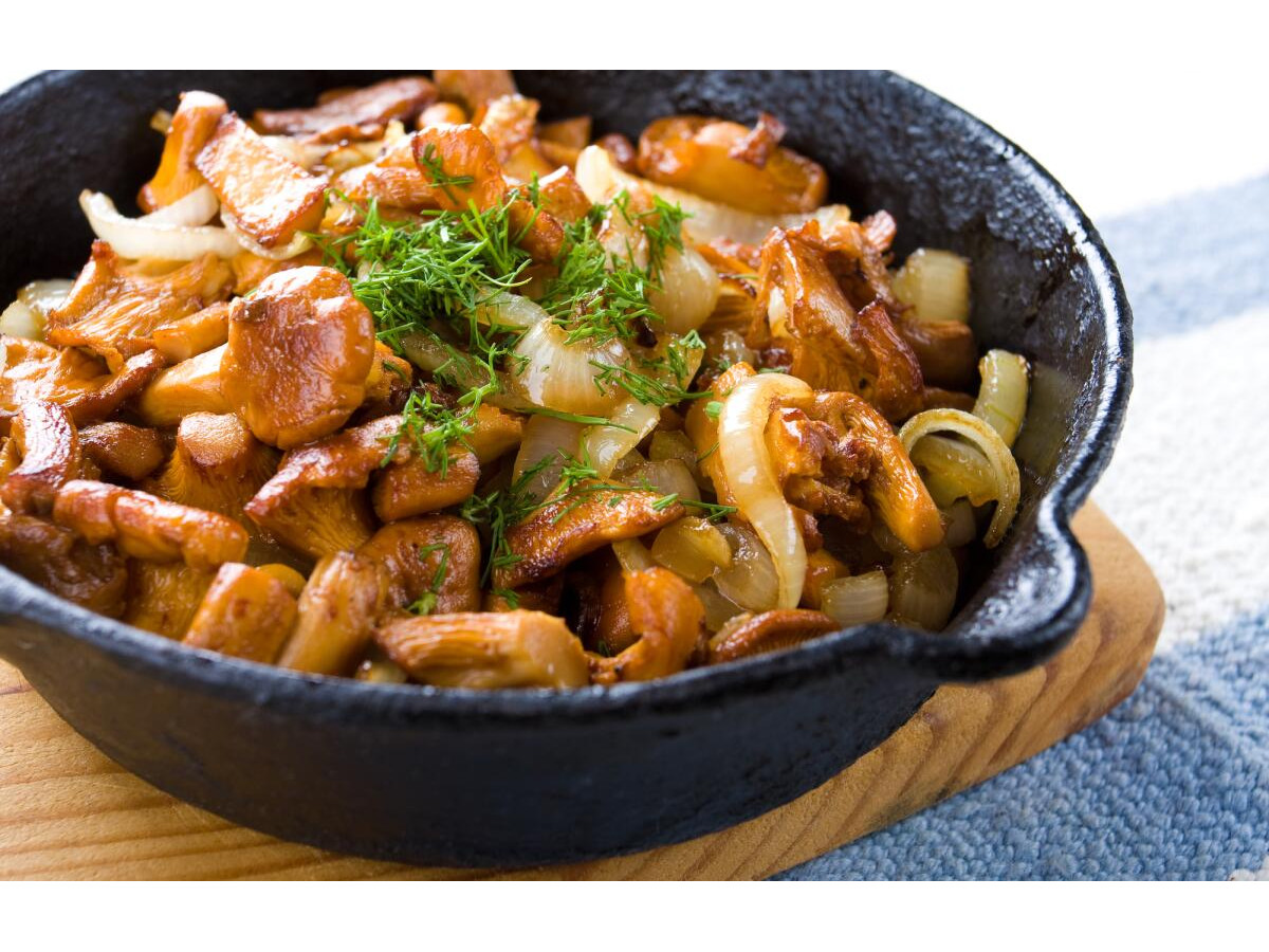 Картофель с вешенками. Жареная картошка с грибами лисичками. Грибы лисички с картошкой. Лисички грибы жареные. Картошка с грибами на сковороде.