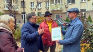 Прекрасный сад в городском дворе!