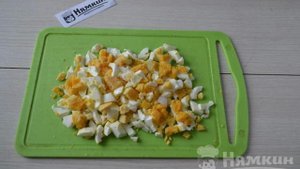 Салат из кукурузы, яиц и жареной моркови с луком