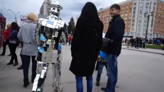 Легендарный Зеркальный Человек Новосибирска на Монстрации 2016
