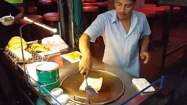 Блины на Вонкин стрит в Паттайе, уличная еда / Pancakes on Wonkin street in Pattaya, street food смотреть онлайн