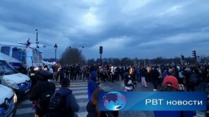 Несколько тысяч человек собрались на стихийный митинг против пенсионной реформы в Париже.