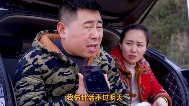 超小厨回娘家盯着母鸡抓农村土灶铁锅炖葱香鸡色泽鲜美啃着太香了